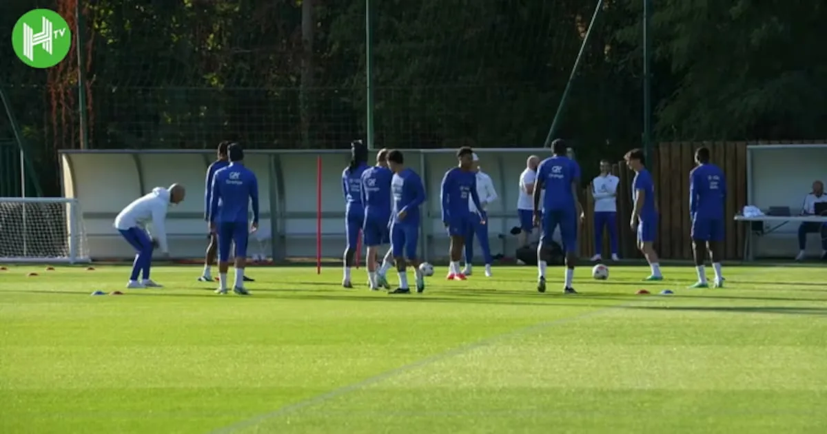 Zinedine Zidane participa de atividade com a seleção francesa