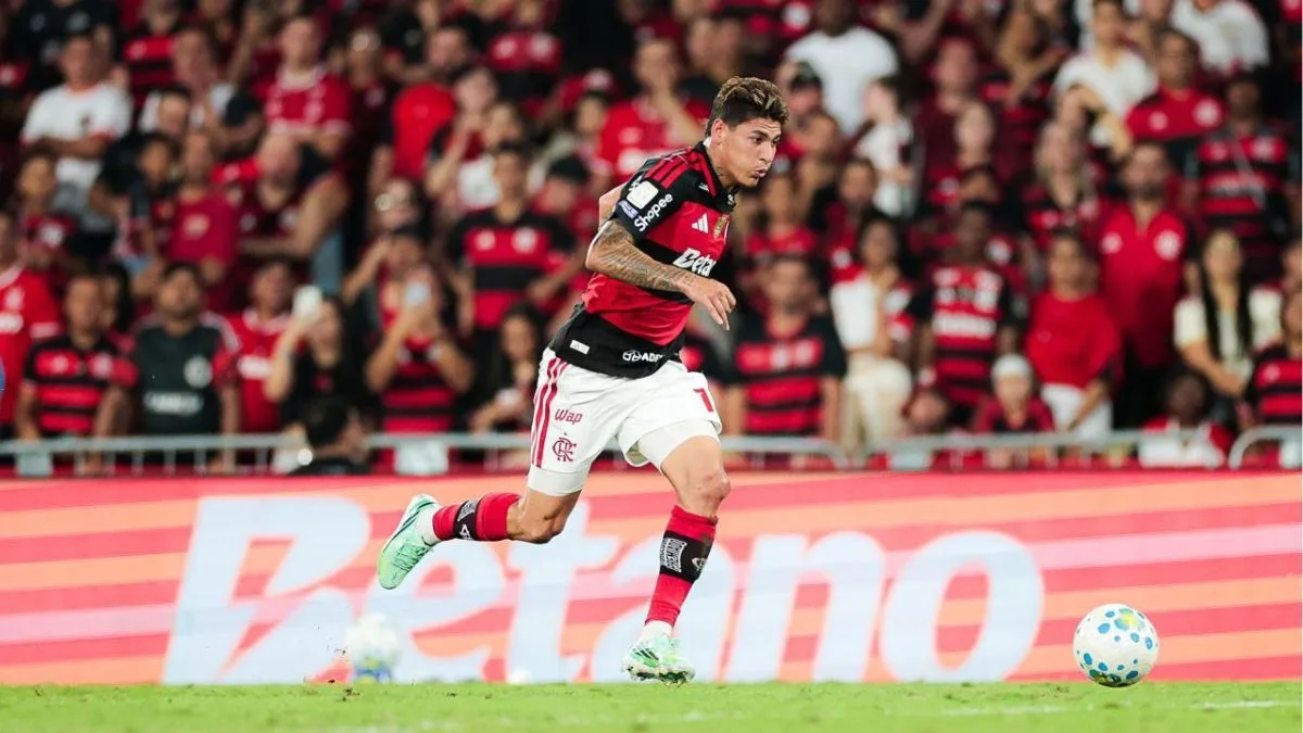 Carrascal cruza para Varela, que coloca o Flamengo na frente do Bragantino