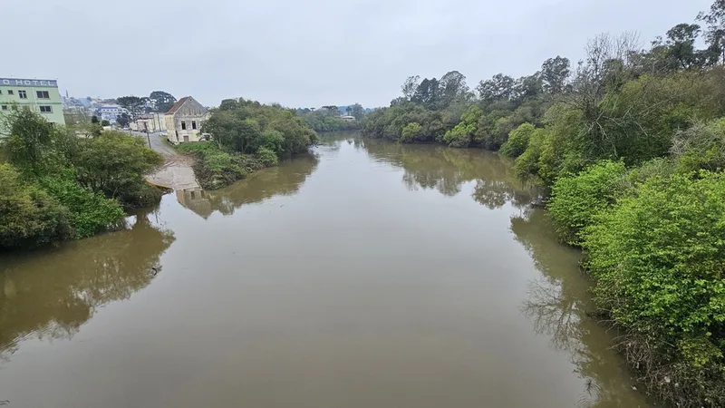 Rio Negro registra nova elevação do rio e mantém alerta para alagamentos