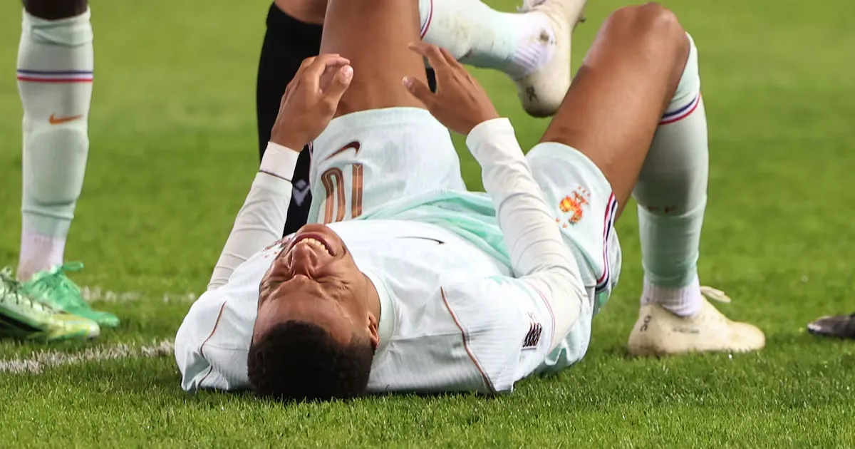 Mbappé decide vitória da França e deixa campo com dor no joelho