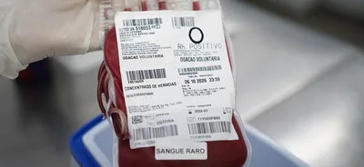 SUS envia sangue raro em voo comercial para paciente grave em Minas Gerais