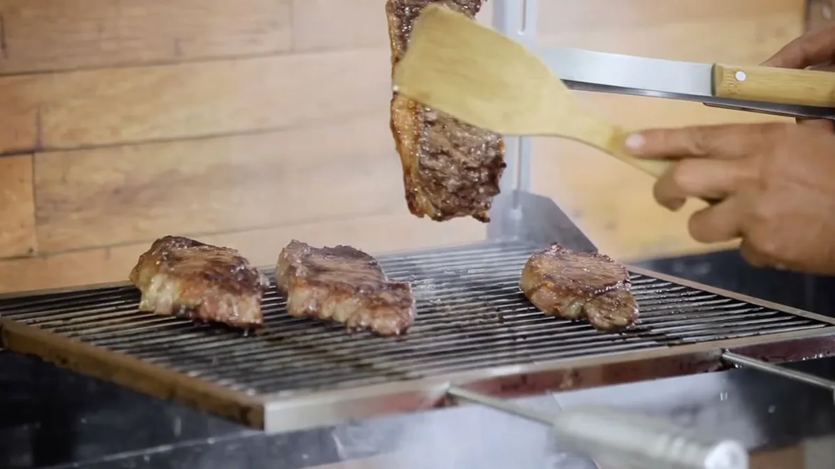 Churrasqueiro orienta esperar o dourado antes de virar a carne