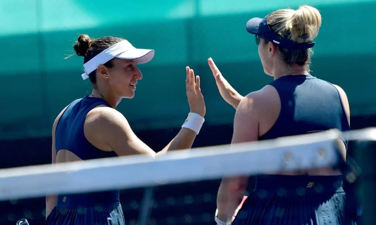 Stefani e Dabrowski reagem no desempate e avançam à decisão em Pequim