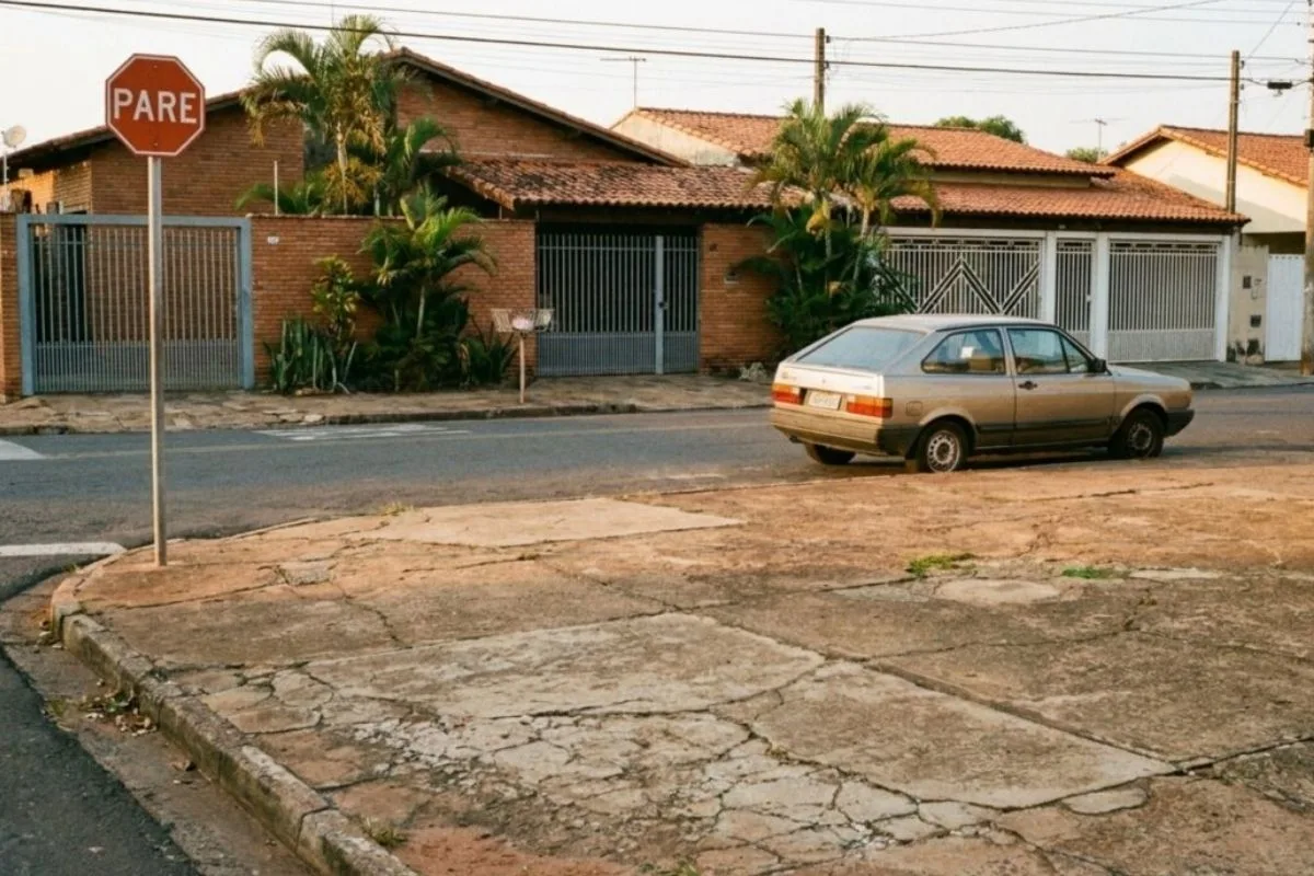 CTB proíbe estacionar a menos de 5 metros de uma esquina