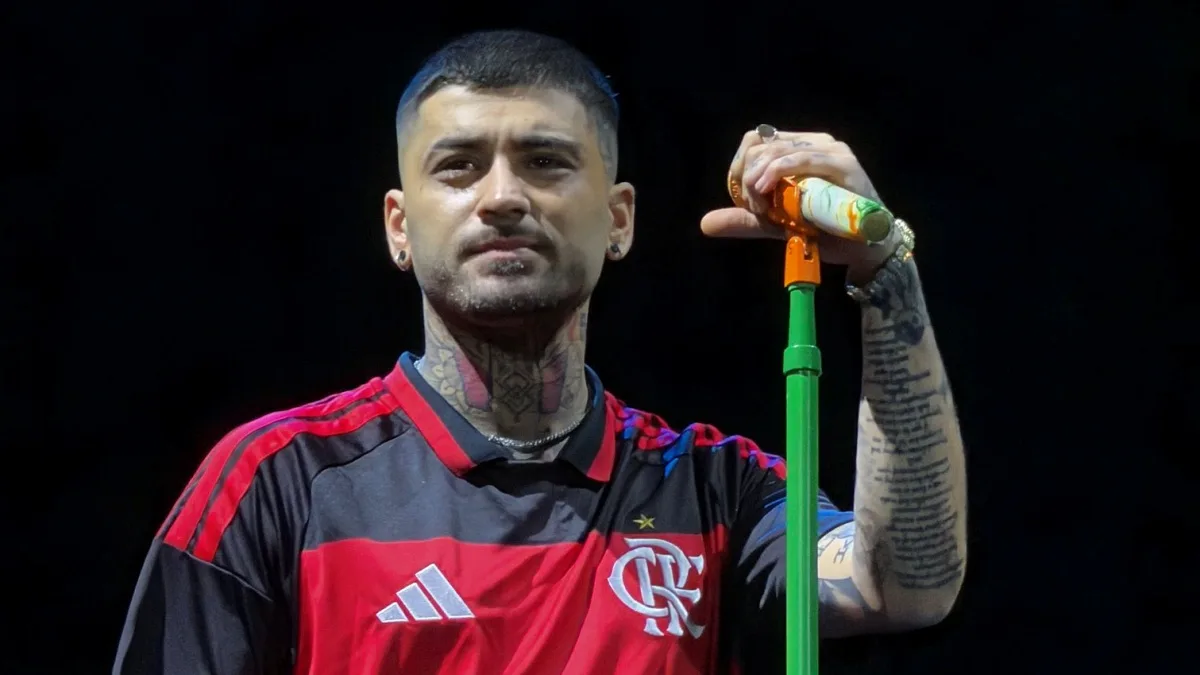 Zayn troca camisa do Flamengo após subir ao palco na casa do Palmeiras