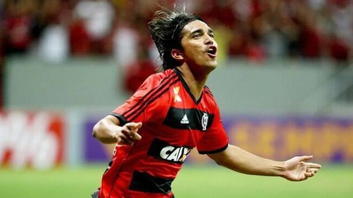 Marcelo Moreno doa medicamentos a hospital oncológico na Bolívia