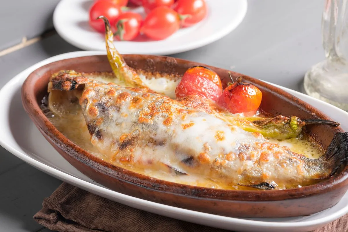 Peixe assado coberto fica suculento e evita cheiro de fritura