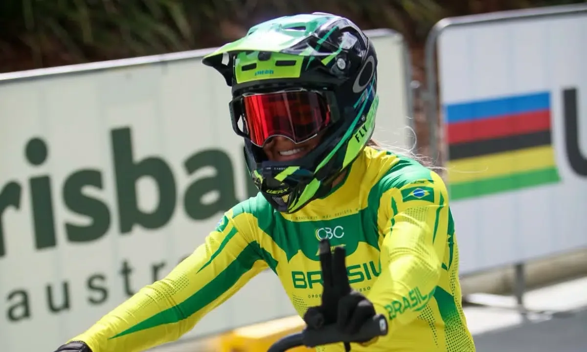 Paola Reis vira disputa pelo pódio após queda no BMX Racing