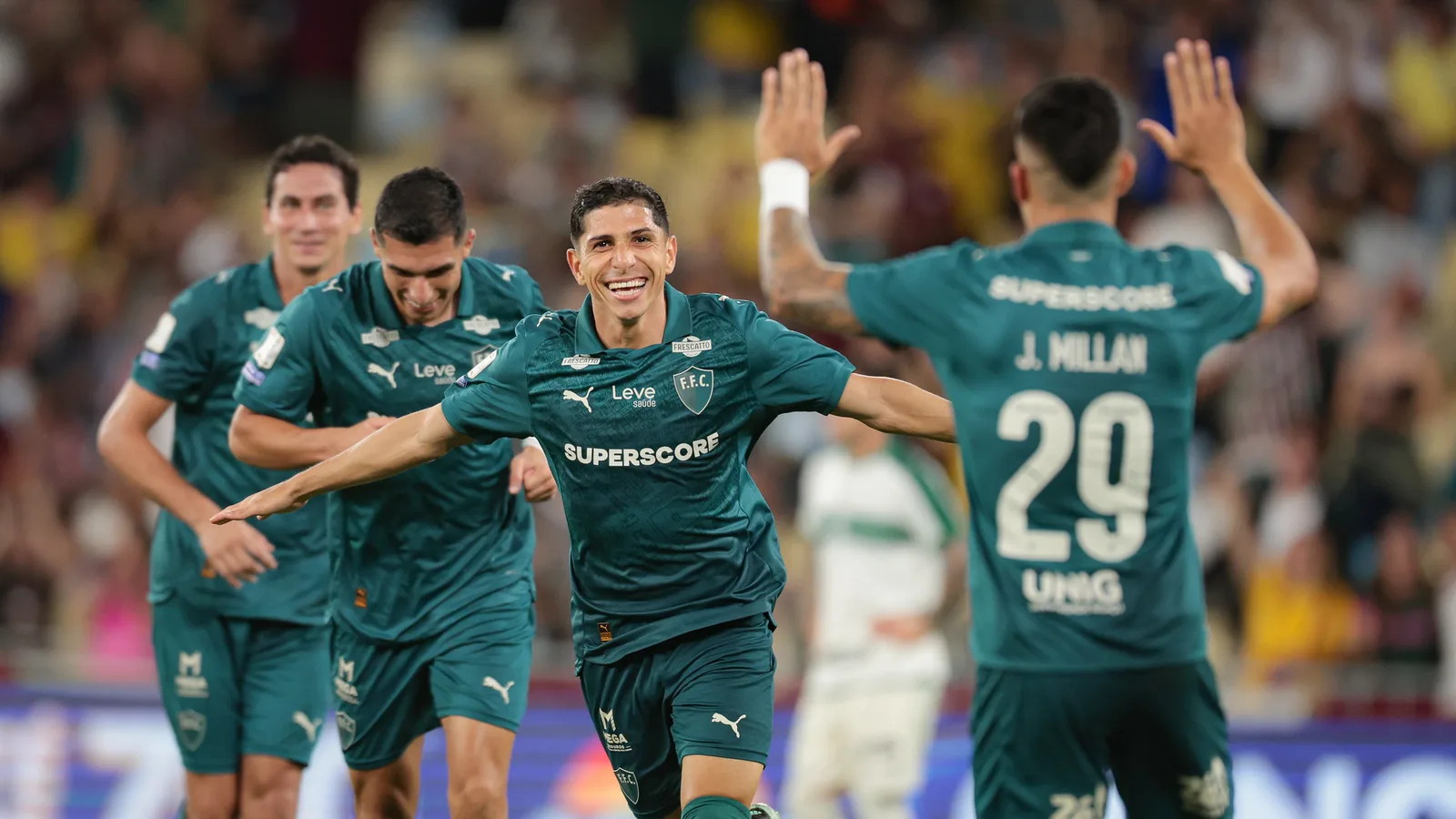 Savarino marca três vezes e ganha espaço no Fluminense contra o Coritiba