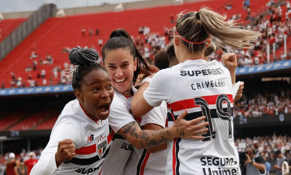 Final do Brasileirão Feminino reúne público recorde e dá taça inédita ao São Paulo