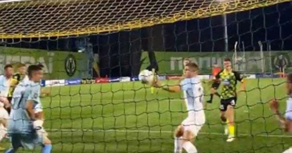 VAR mantém defensor em campo após pênalti na goleada do Polissya