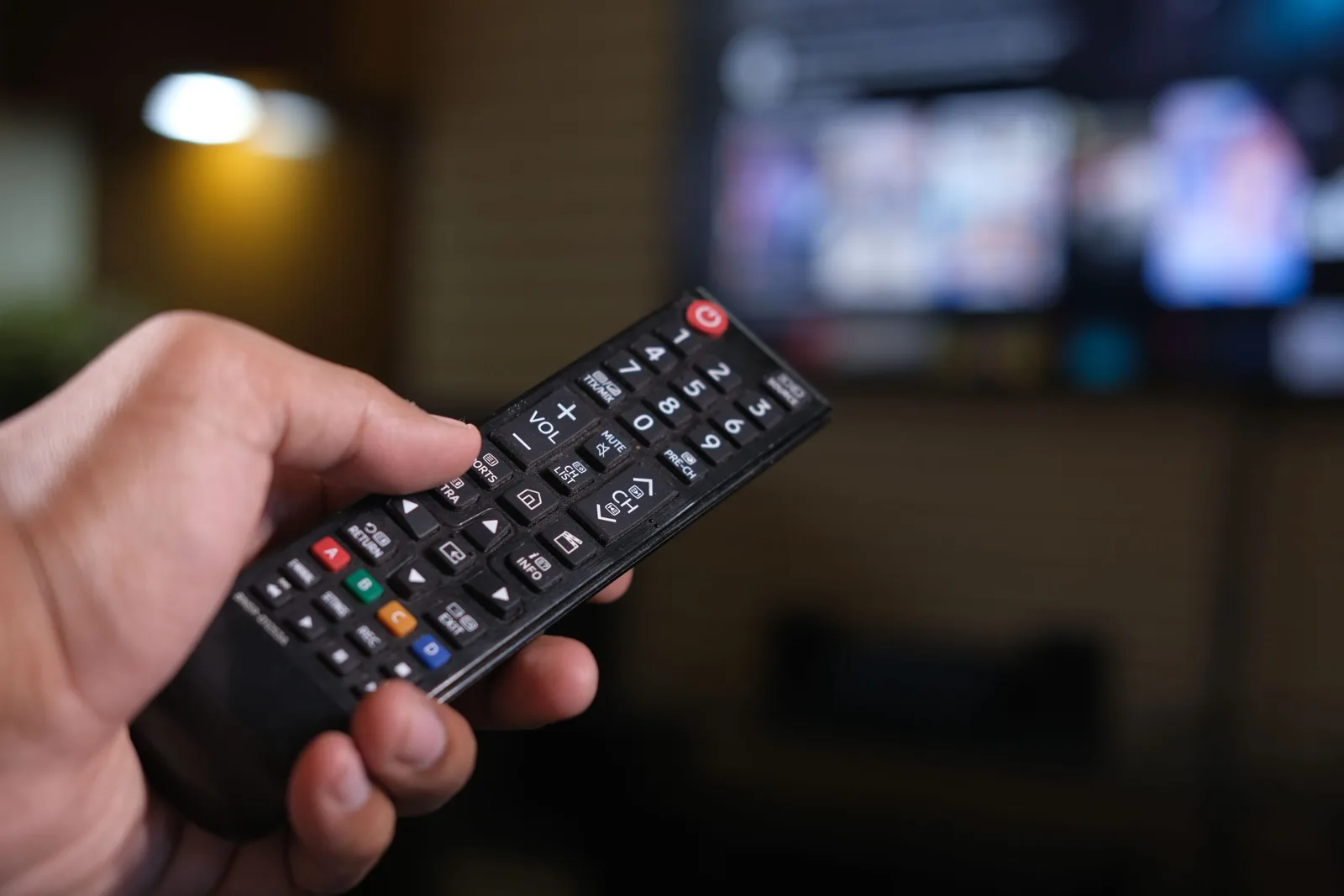 Televisão pode continuar consumindo energia mesmo desligada pelo controle