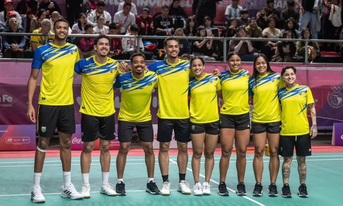 Brasileiros avançam em sete frentes e asseguram pódios no badminton