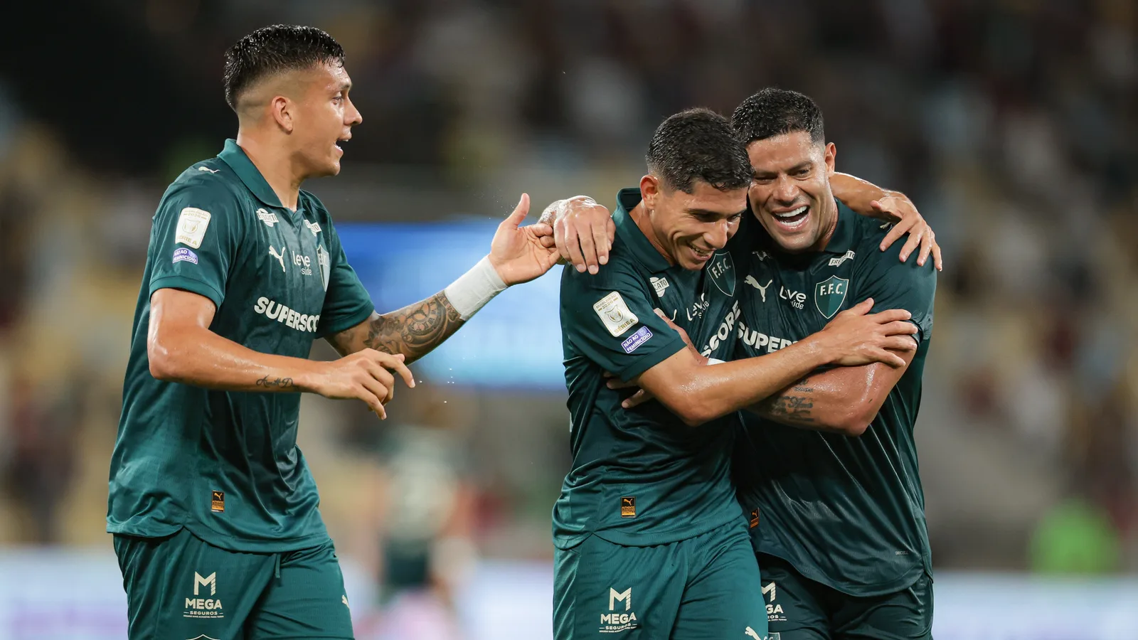 Fluminense vence o Coritiba por 4 a 0 com três gols de Savarino