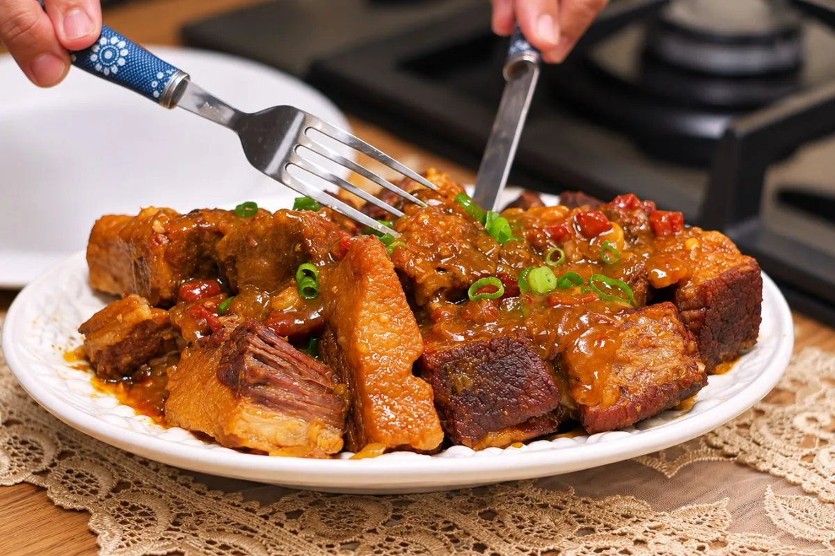 Peito bovino pode ficar macio na pressão e render uma carne de panela saborosa