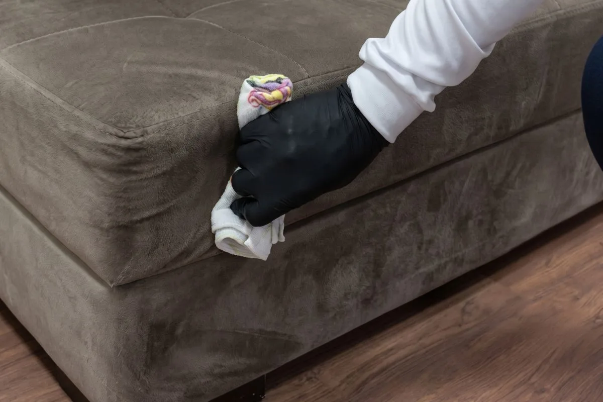 Como limpar o sofá com pouca água e evitar manchas no tecido