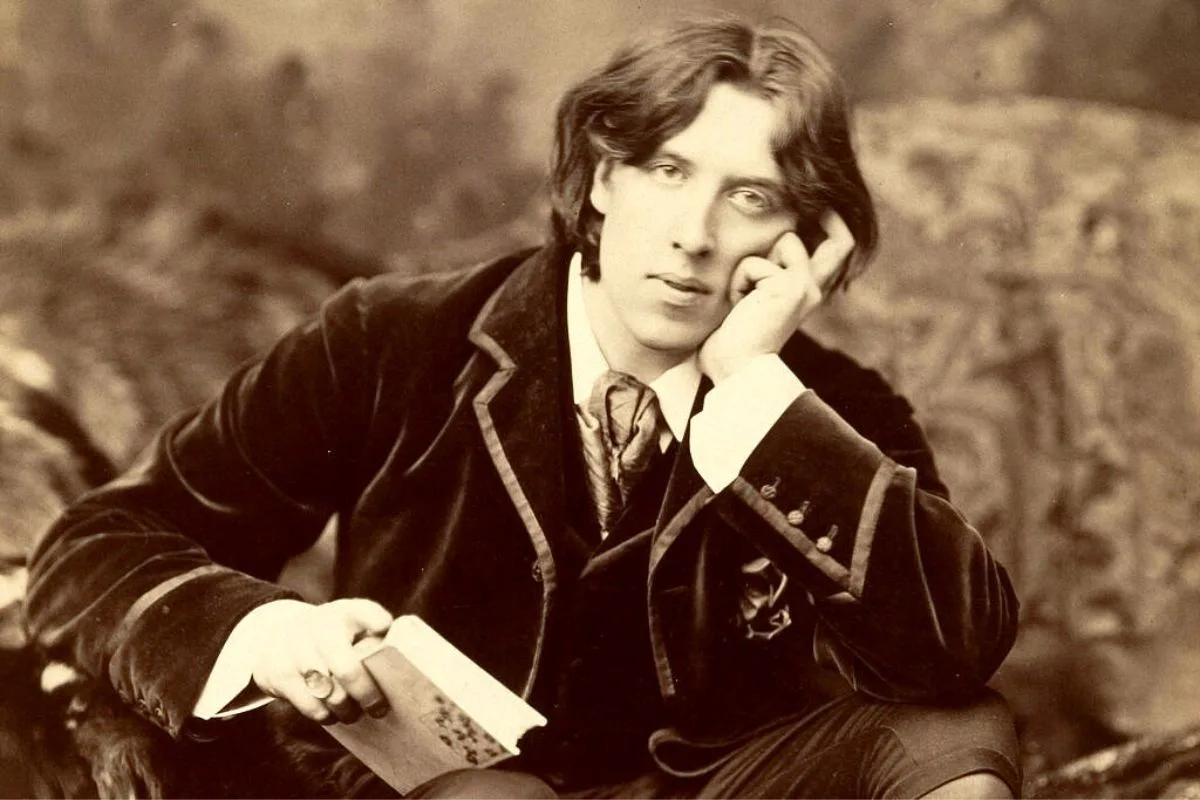 Frase de Oscar Wilde sobre amizade ganha novo sentido na peça em que aparece