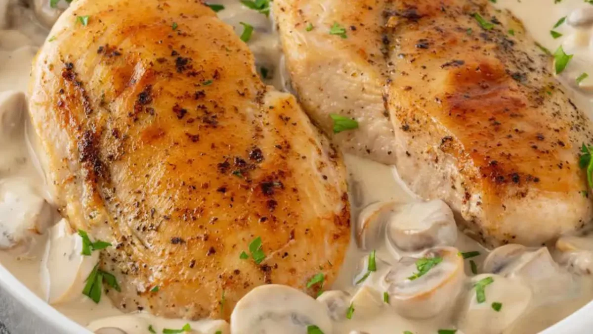 Molhos com caldo ajudam a manter o peito de frango suculento