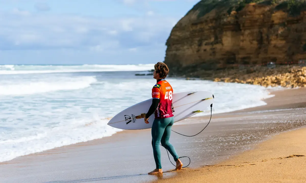 Mateus Herdy fica fora do primeiro dia de Trestles por falta de ondas
