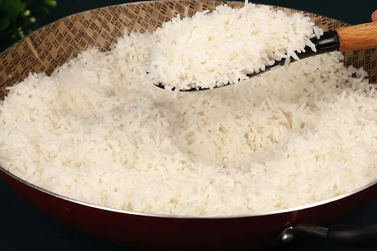 Água quente ajuda a deixar o arroz branco mais soltinho