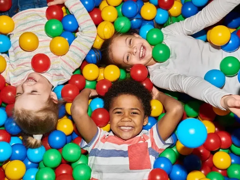 Brincadeiras com movimento apoiam o desenvolvimento infantil