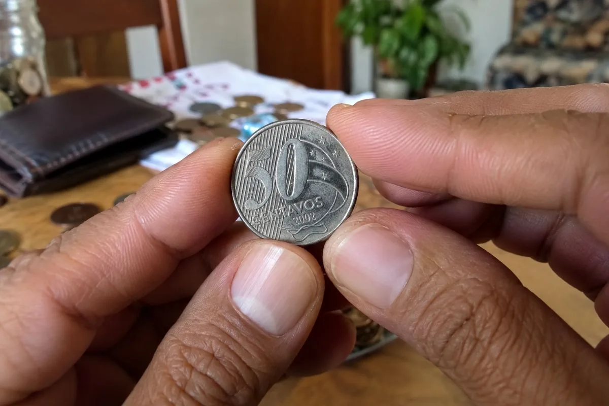 Moeda de 50 centavos de 2002 pode ter erro valorizado por colecionadores