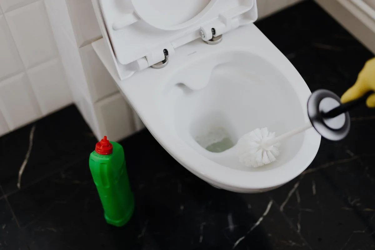 Ácido cítrico ajuda a remover calcário de vasos sanitários e torneiras