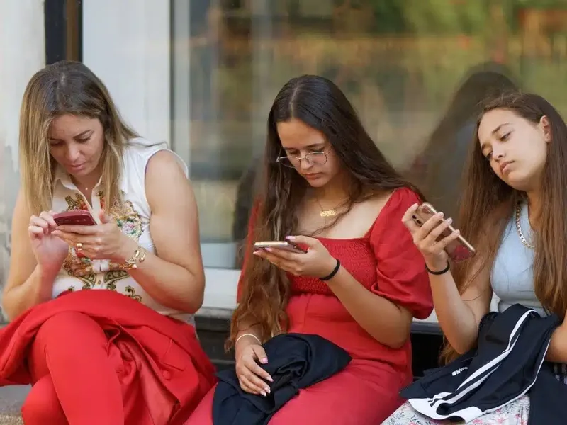 Estudos associam uso excessivo do celular a mais sintomas no pescoço