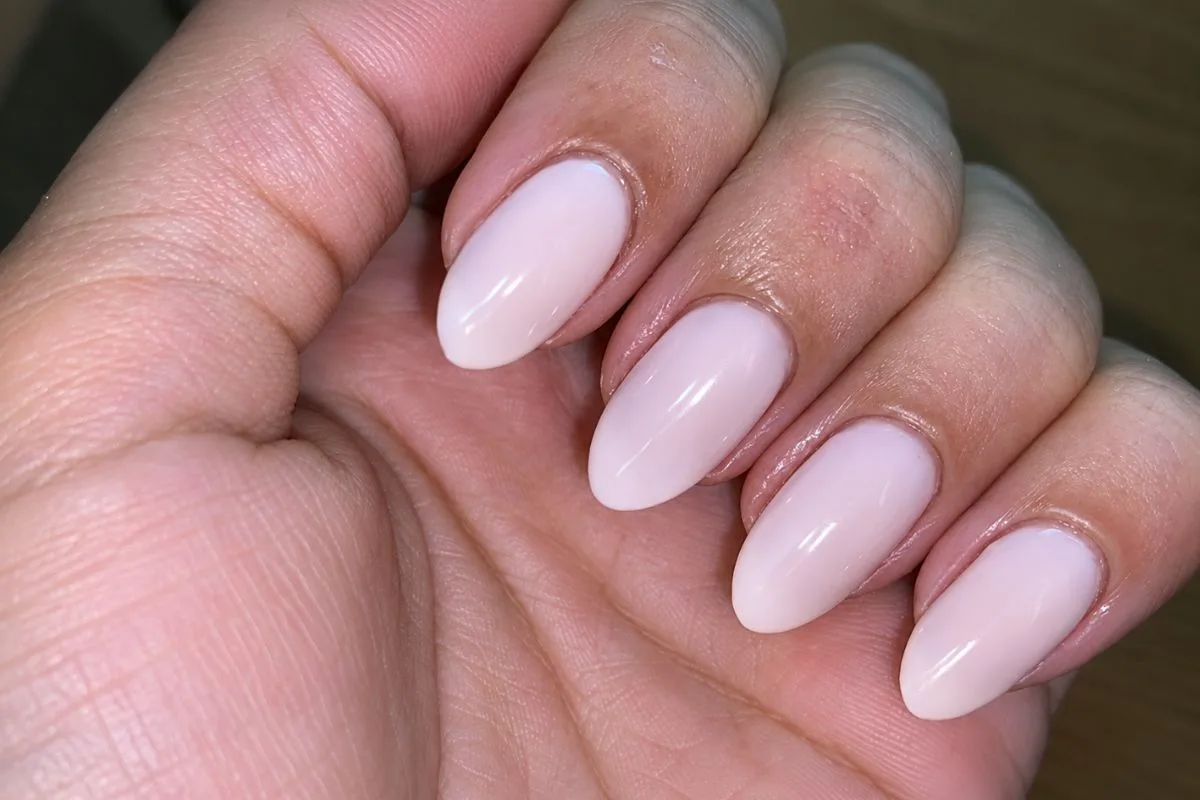 Quatro cores de esmalte que disfarçam melhor pequenas falhas