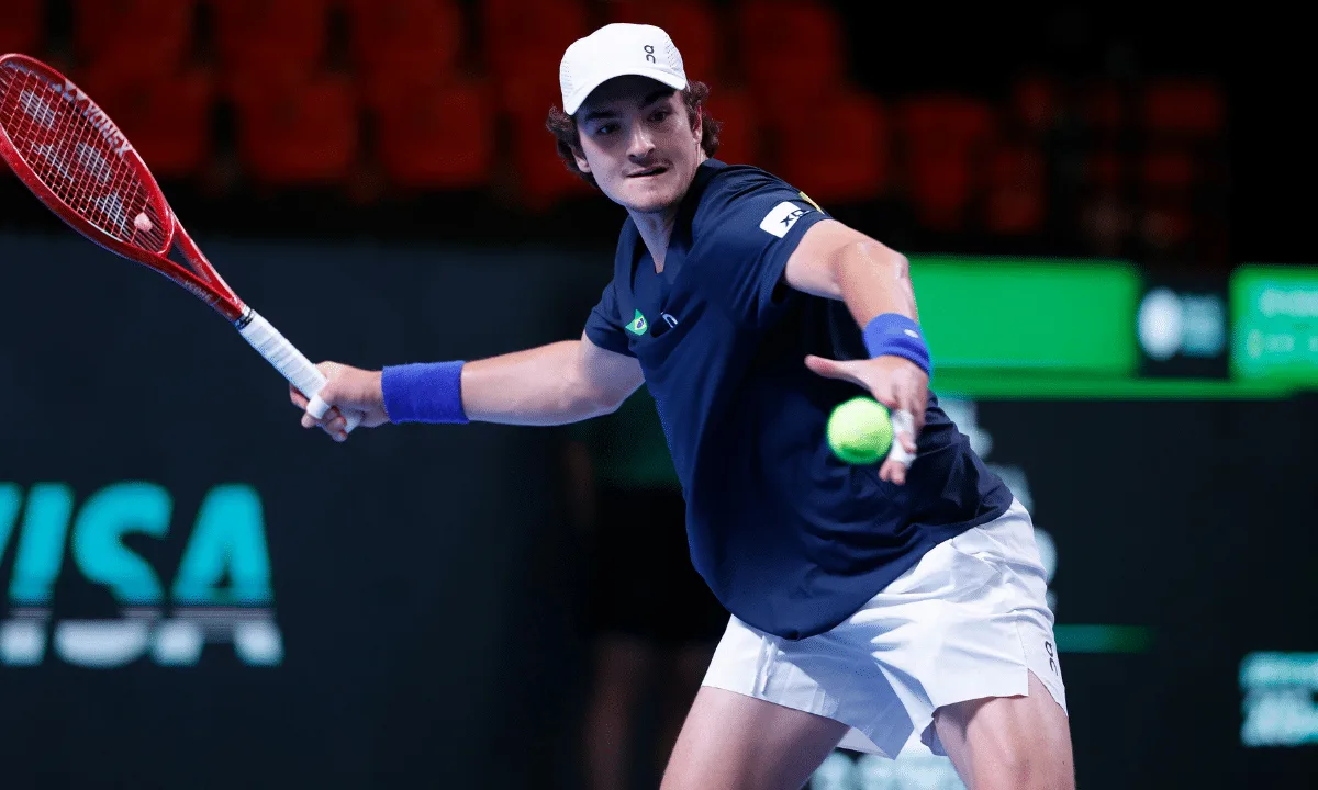 João Fonseca domina reta final e dá ao Brasil primeiro ponto contra a Suíça