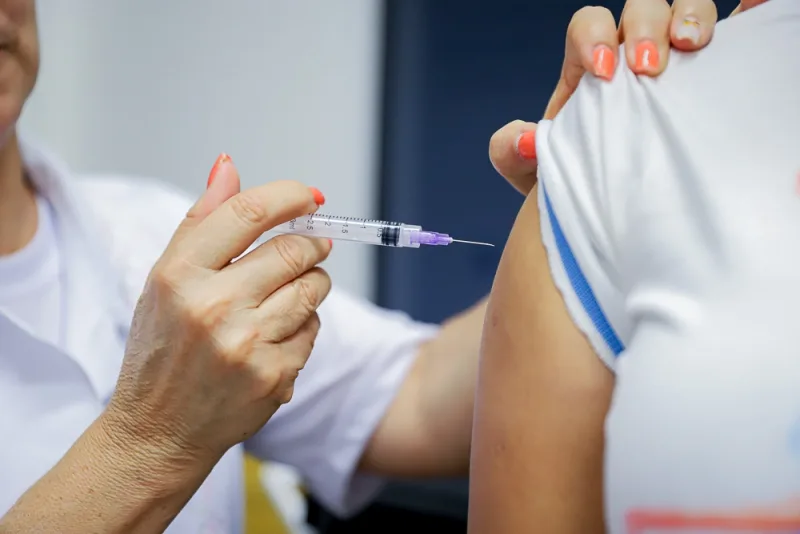 Casos de doença meningocócica sobem, e quatro cidades do Rio oferecem ACWY