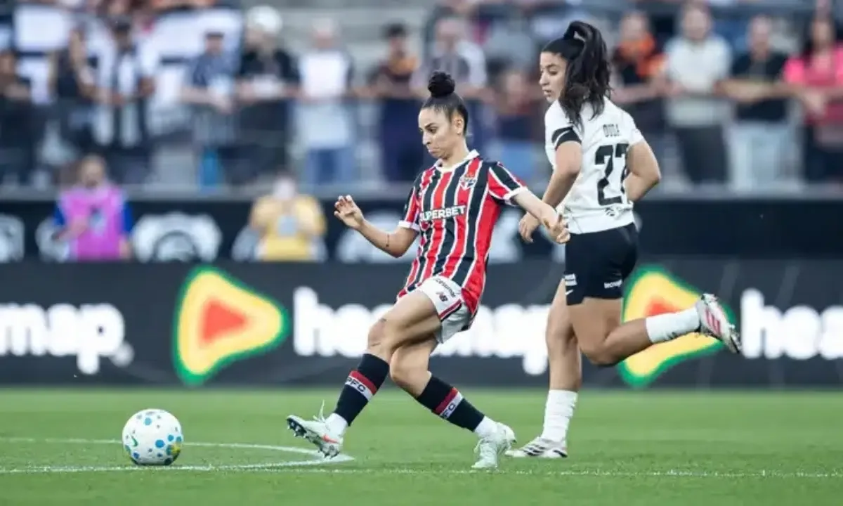 São Paulo vira sobre o Corinthians e leva vantagem na decisão feminina