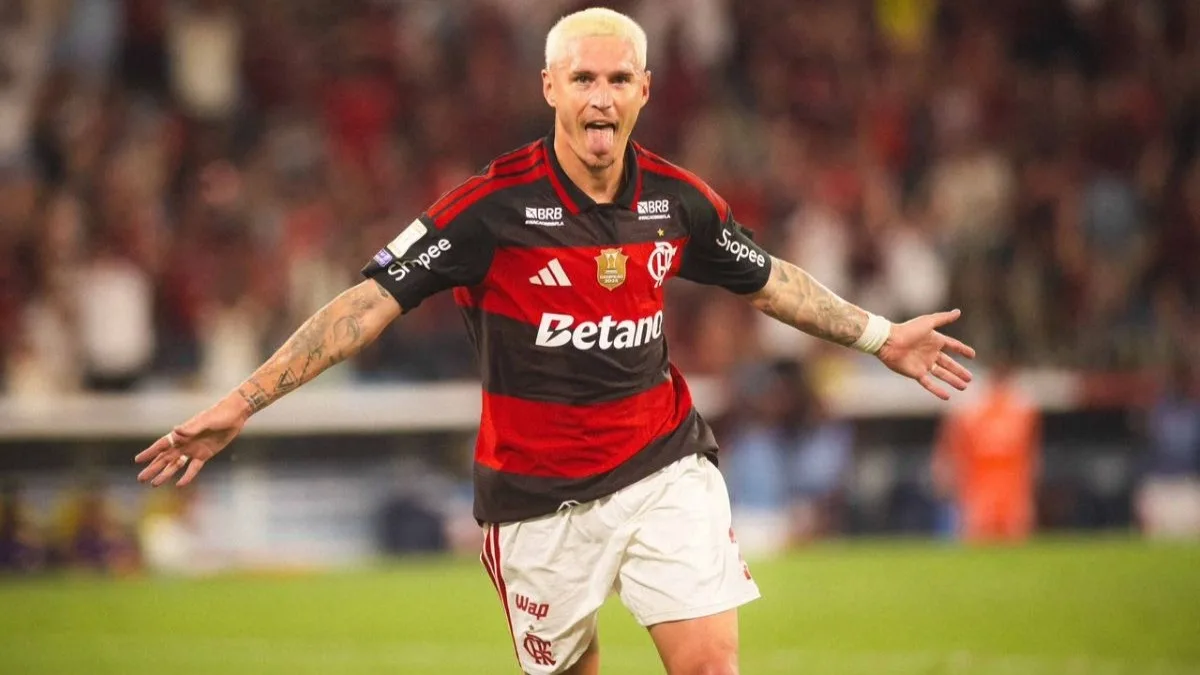 Varela recebe maior apoio dos torcedores do Flamengo após gol no Brasileirão