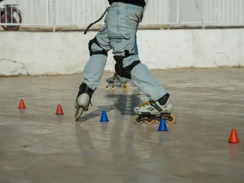 Patinação combina equilíbrio, força e estímulo cardiovascular