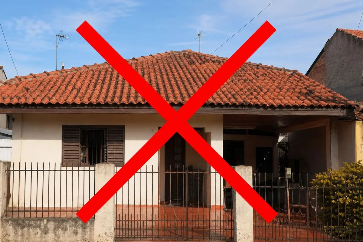 Telhas metálicas pretas ganham espaço em projetos residenciais