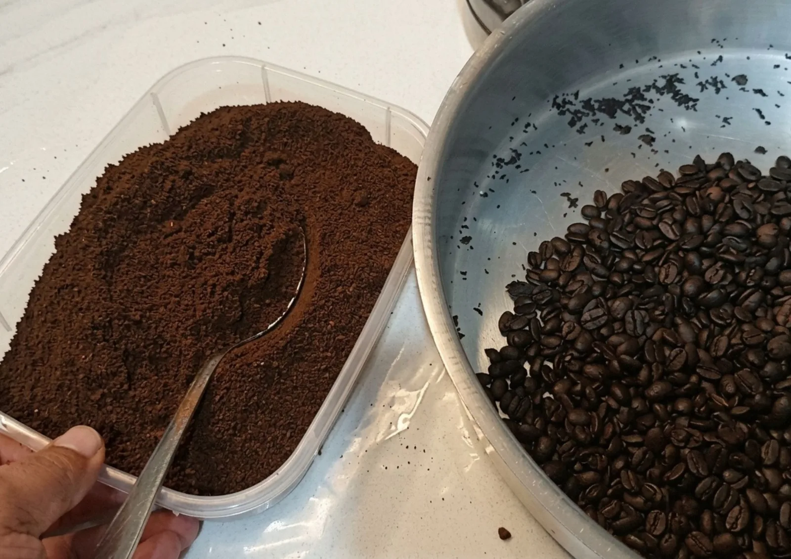 Armário fresco e pote vedado ajudam a conservar o café moído