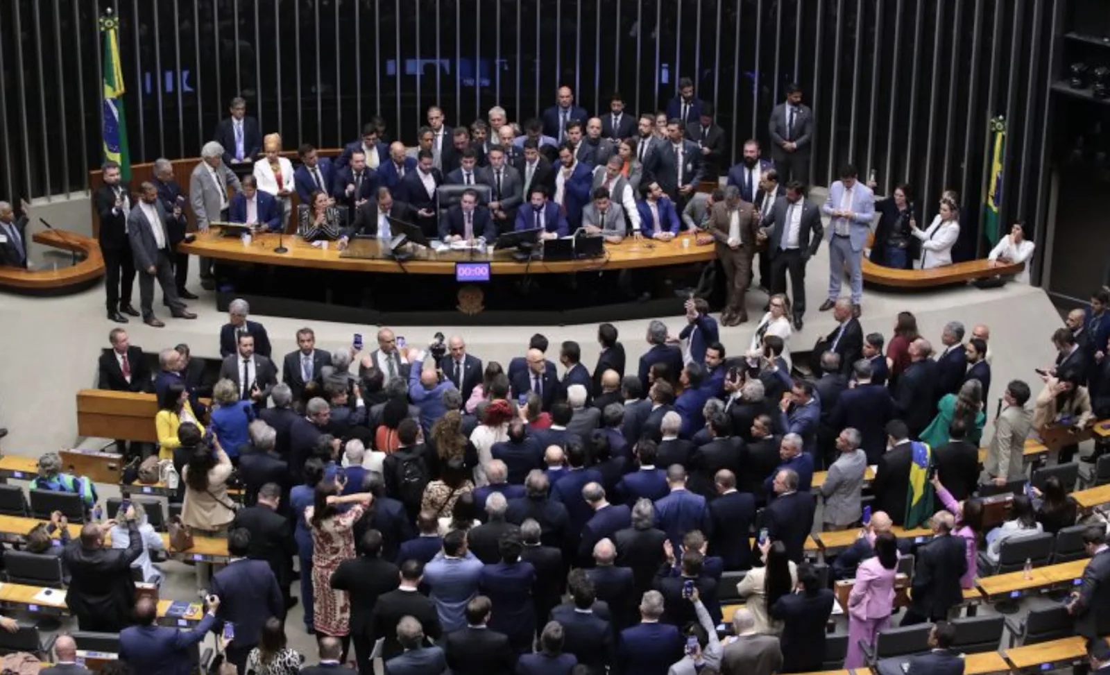 Conselho de Ética vota suspensão de Van Hattem e mais 2 deputados