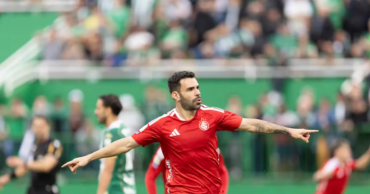 Erro na saída decide vitória do Internacional sobre a Chapecoense
