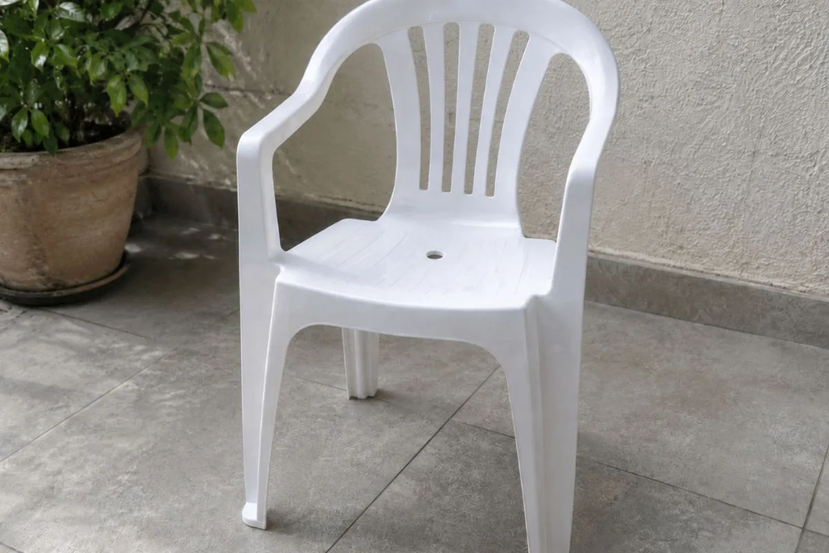 Por que cadeiras de plástico têm um furo no centro do assento
