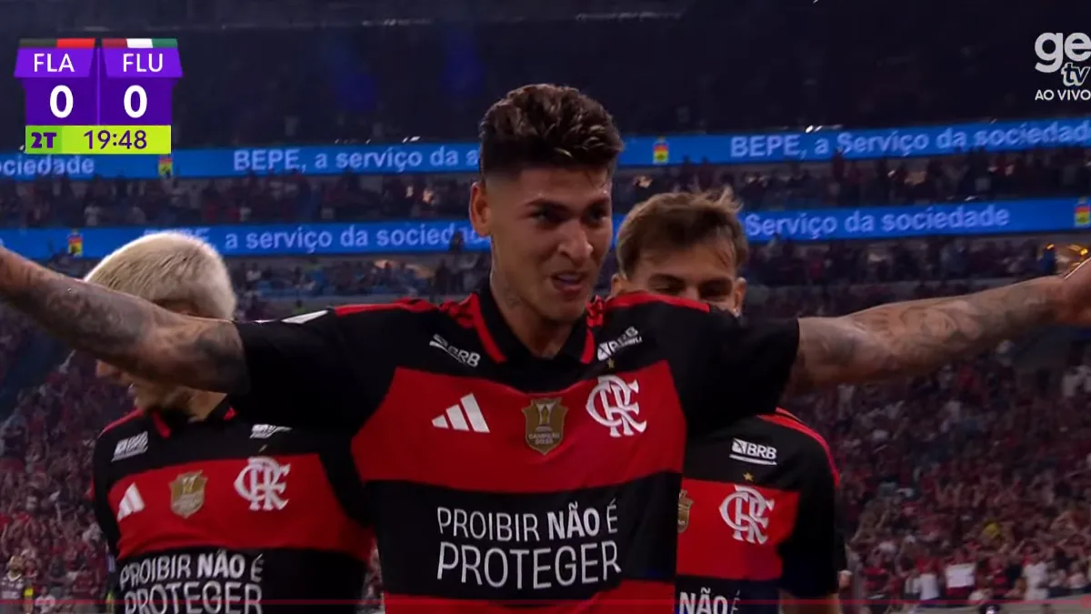 Carrascal aproveita passe de Paquetá e coloca o Flamengo na frente do Fluminense