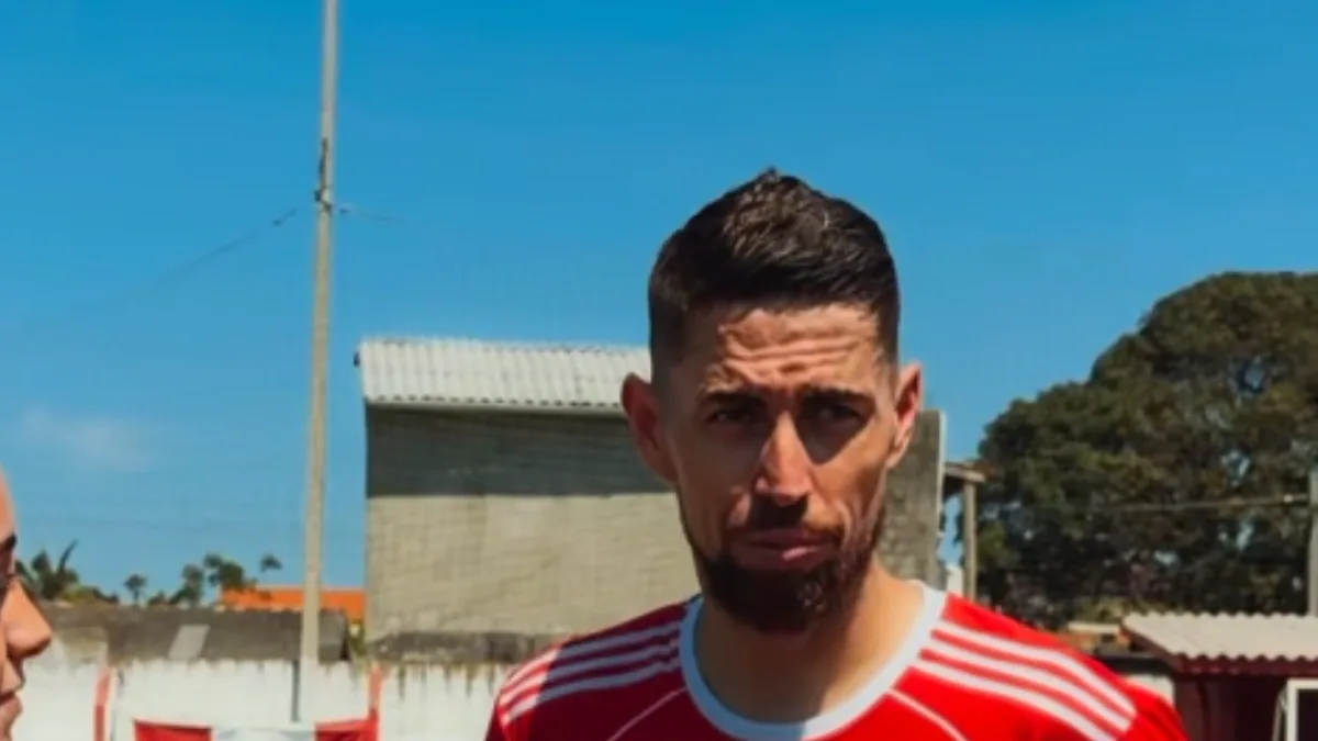 Jorginho leva os filhos a Imbituba e disputa partida beneficente pelo Vila Nova