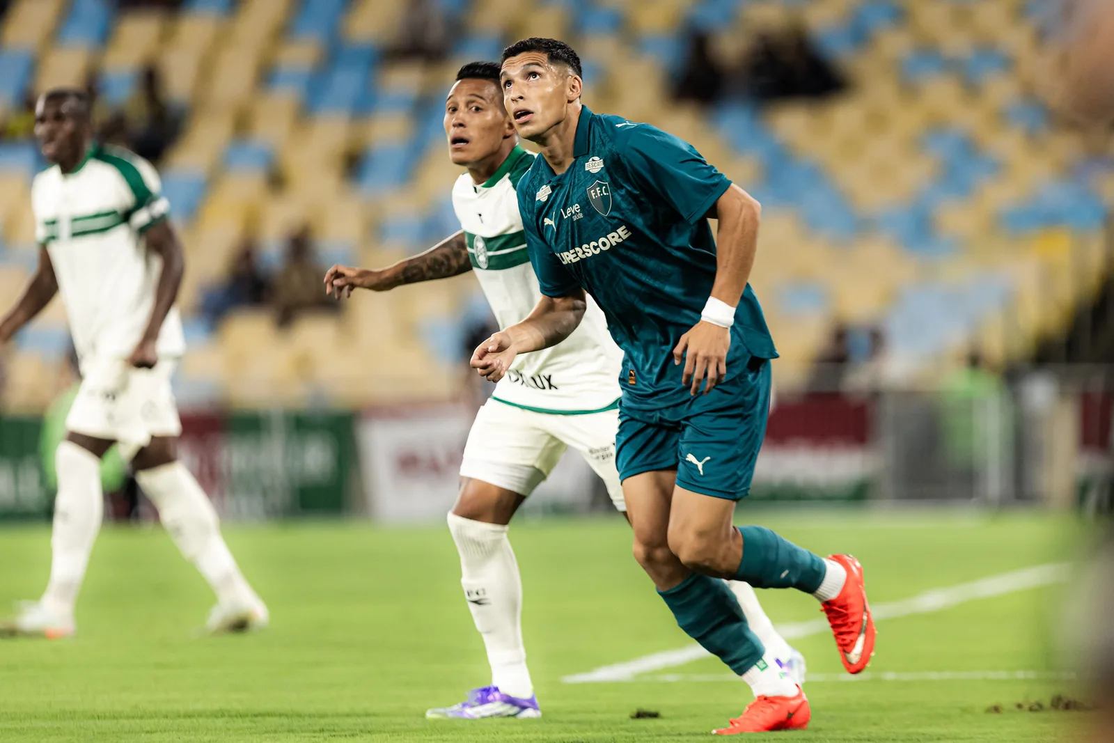 Fluminense vence o Coritiba, mas Serna pede evolução no gramado do Maracanã