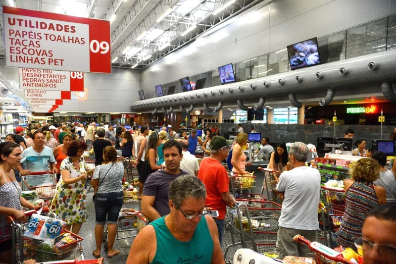 Gerência de supermercado pode pagar mais de R$ 5 mil sem faculdade
