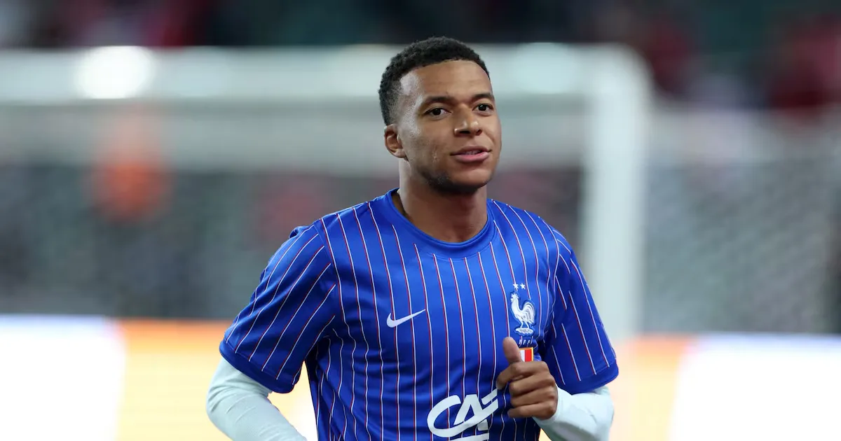 Mbappé tem hiperextensão no joelho esquerdo após jogo pela França