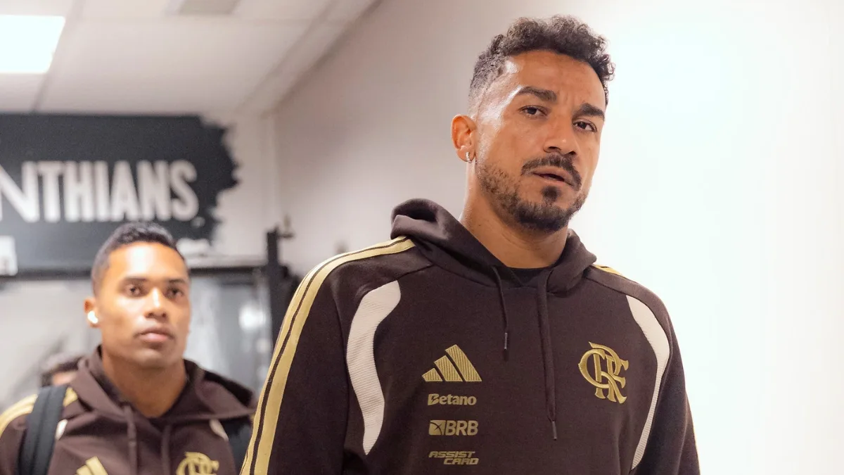 Flamengo confirma duas fraturas na mandíbula de Danilo e prepara cirurgia