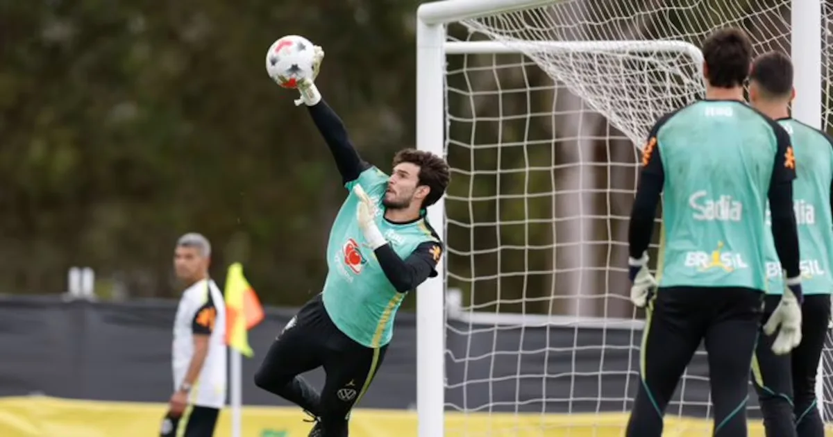 Otávio é testado por Ancelotti após críticas ao gol da seleção