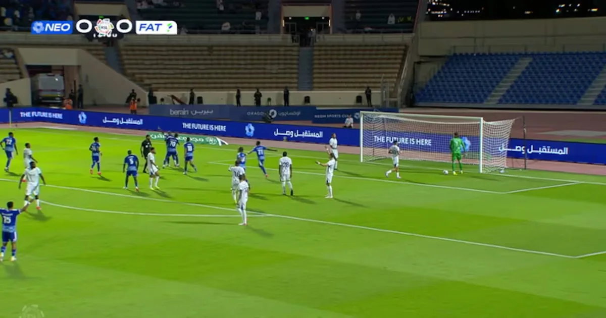 Lacazette define triunfo do NEOM por 1 - 0 sobre o Al Fateh