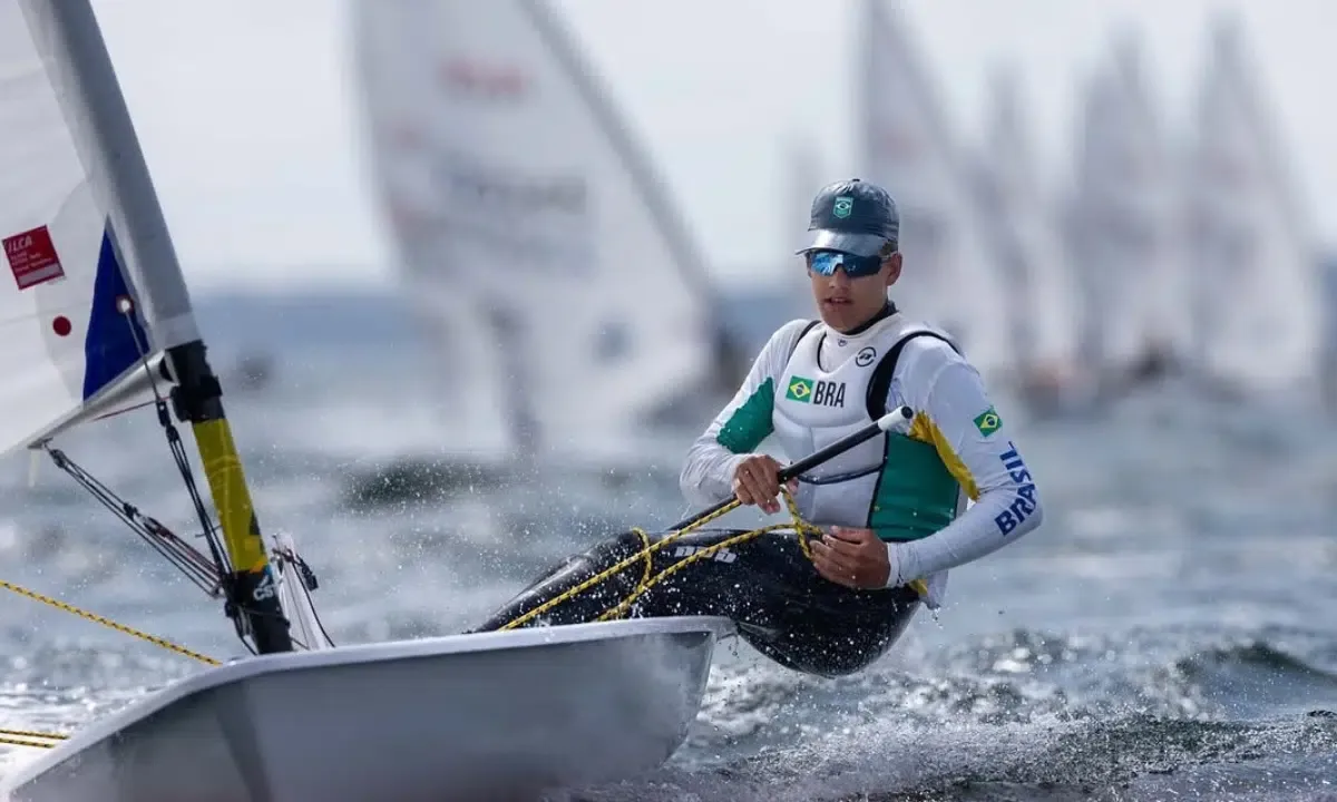 Mateus Isaac avança oito posições e alcança o 12º lugar no Mundial de iQFOiL