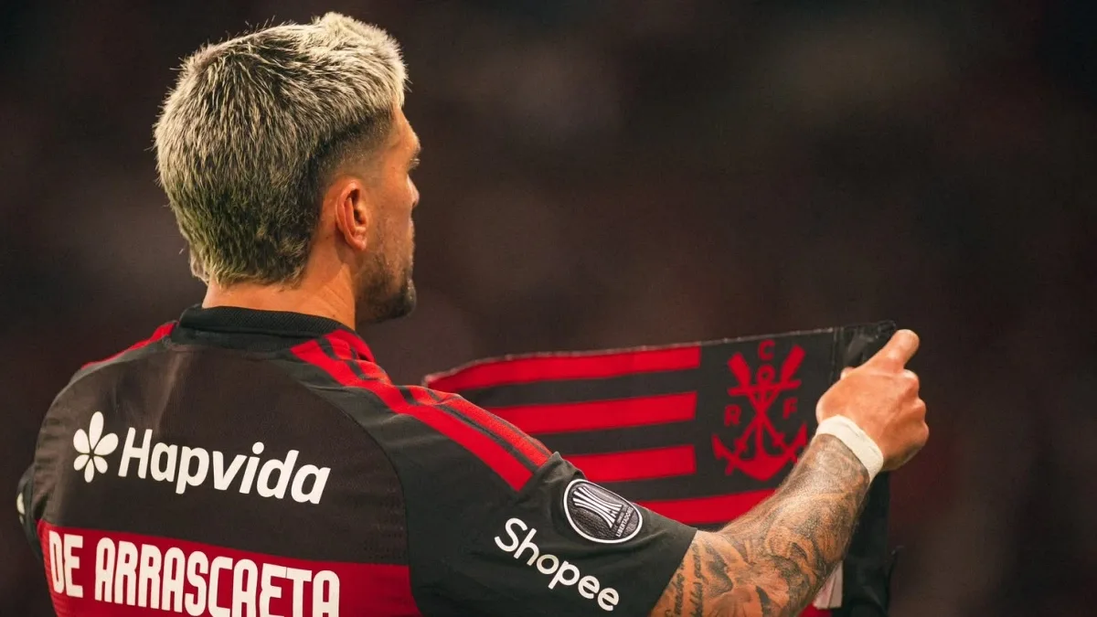 Arrascaeta fratura o punho e desfalca Flamengo contra o Estudiantes