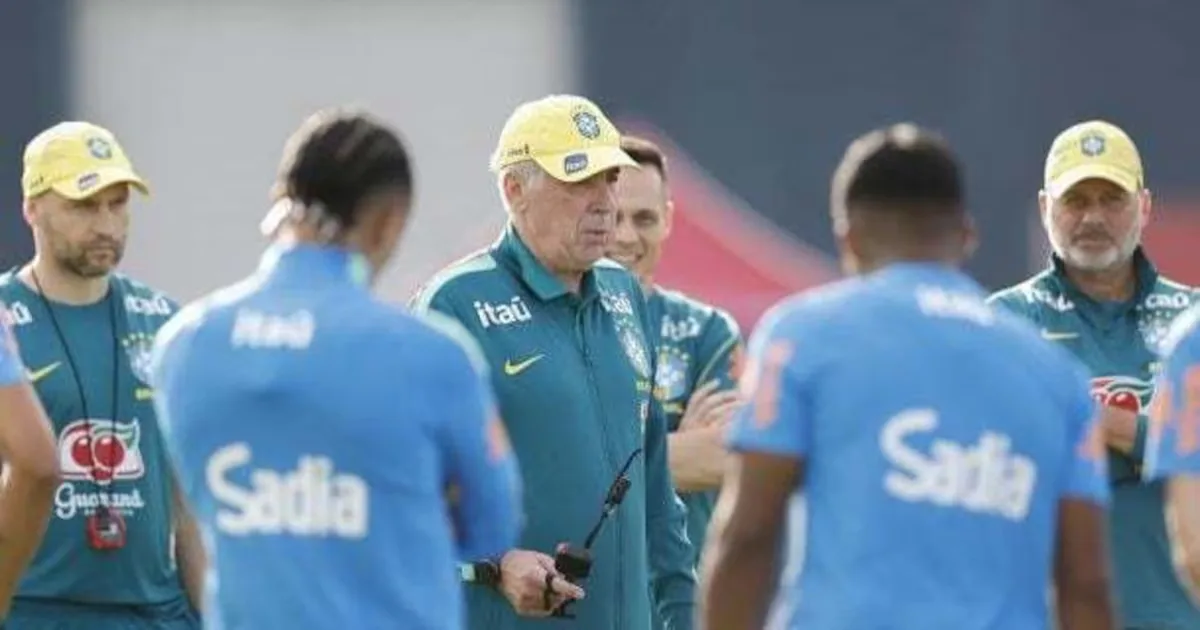 Raphinha aparece como centroavante em treino do Brasil para amistoso